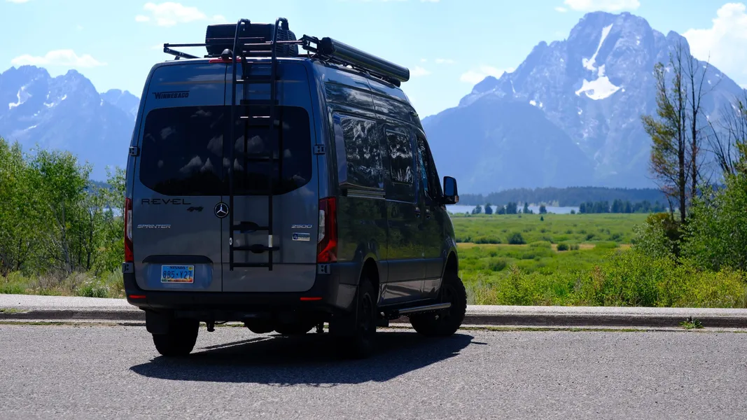 Aventura Mercedes Revel 4x4 campervan in Montana